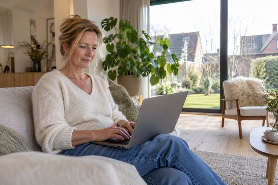 Vrouw vult een formulier in op haar laptop