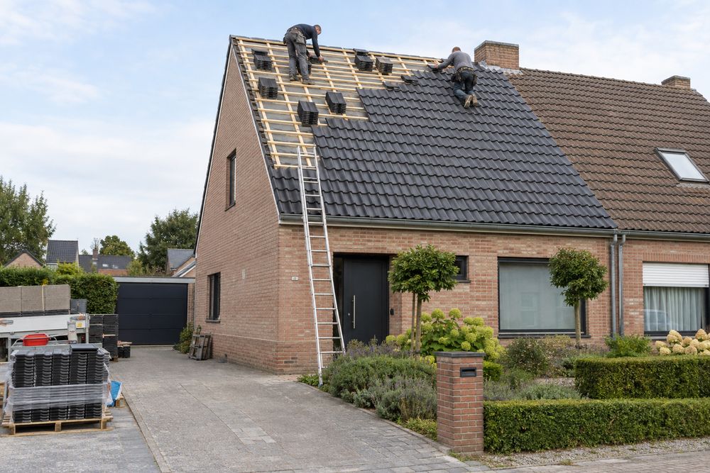 Dakwerker aan het werk op een Vlaamse woning