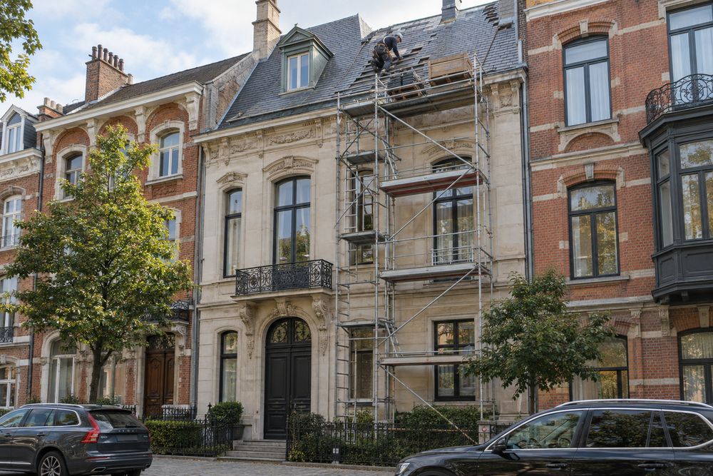 Dakwerker aan het werk op een Vlaamse woning