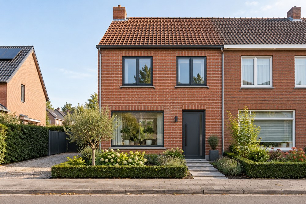 Vlaamse halfopen woning met nieuwe antracietgrijze ramen en voordeur